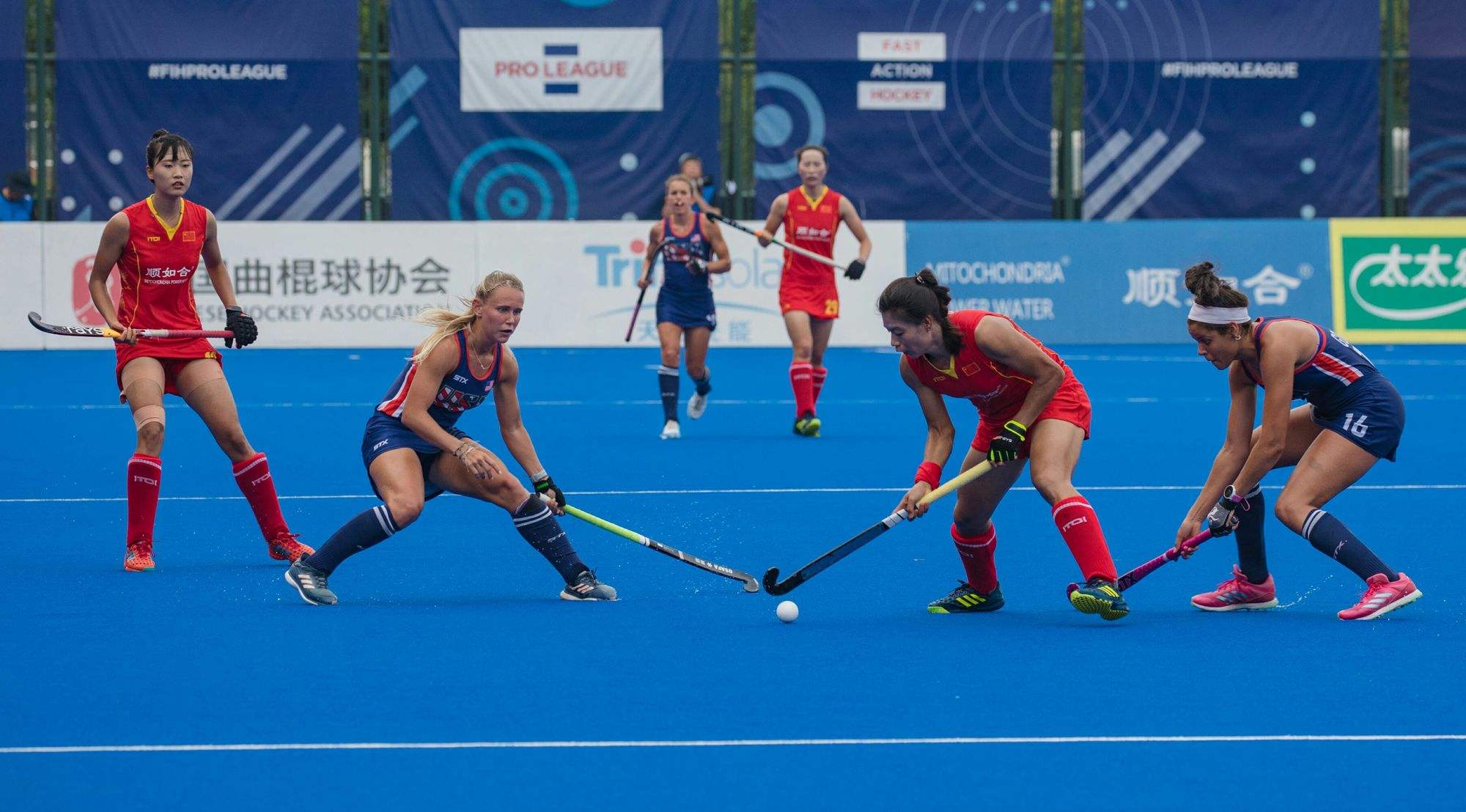 巩俐练排球(敬业！巩俐为演郎平与女排同吃同练十多天 主攻二传自由人位置全练)-华海博客