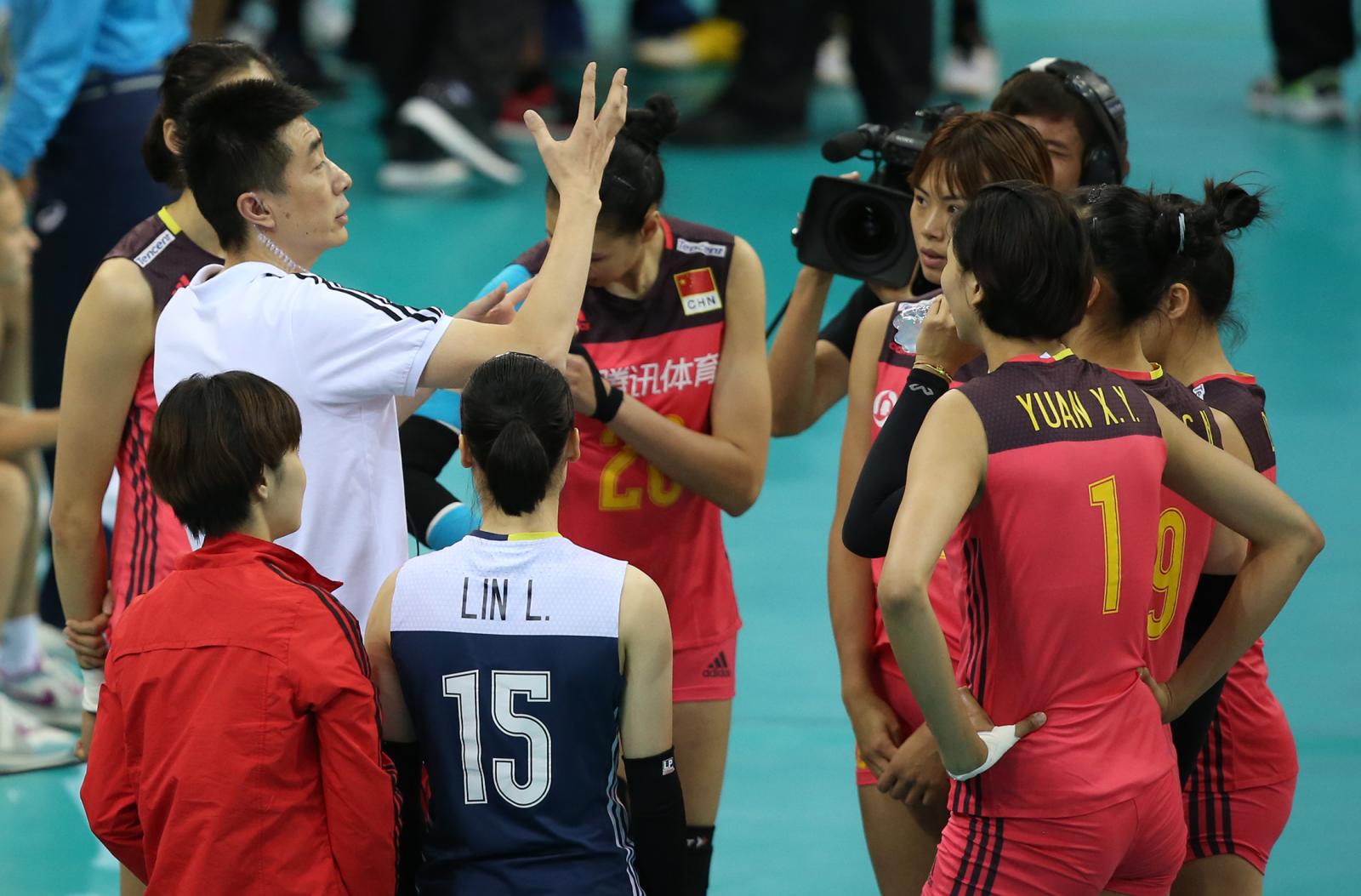 棒球服走秀(好闺蜜的穿衣风格总会越来越像?看看Gigi和Kendall就知道)-华海博客