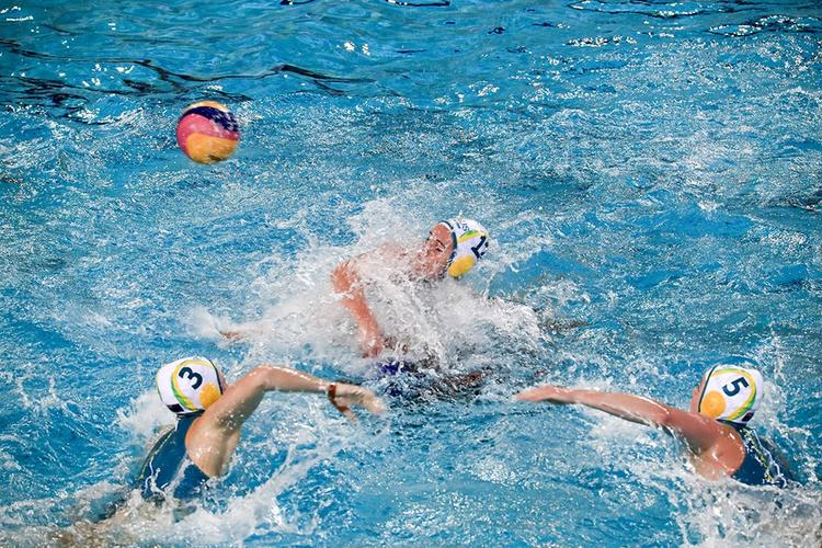 tfboys穿棒球服的图片(TFboys成员王俊凯王源易烊千玺春晚后台合体，同穿红色系喜气十足)-华海博客