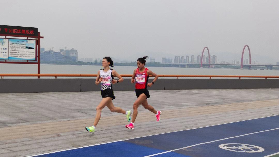 小学生排球训练步骤(气排球-讲解扣球的“同手同脚”动作#梁家班气排球训练营)-华海博客