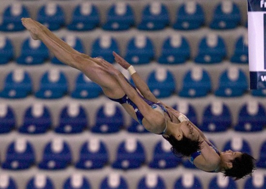 棒球帽后面瘪(为什么劝你少戴“棒球帽”？看这些阿姨街拍就知道：戴错真显土)-华海博客