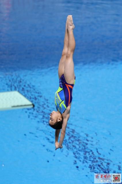 黑棒球帽(陈钰琪现身北京机场，黑色棒球帽米色镂空T恤时尚甜酷)-华海博客