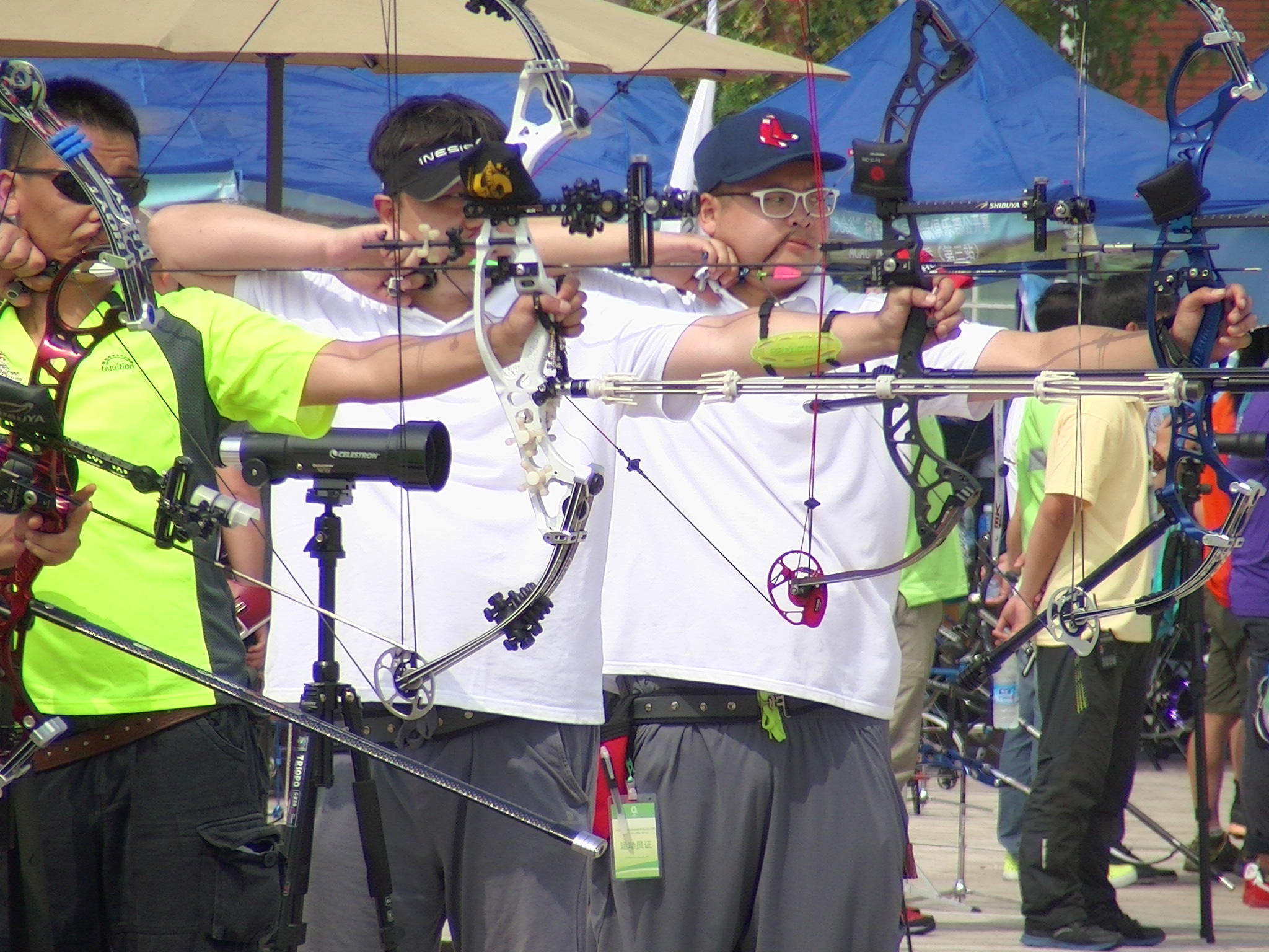 中指拨篮球(曝CBA裁判失职！闹事篮协主席竖中指打女人被纵容，冲突本可避免)-华海博客