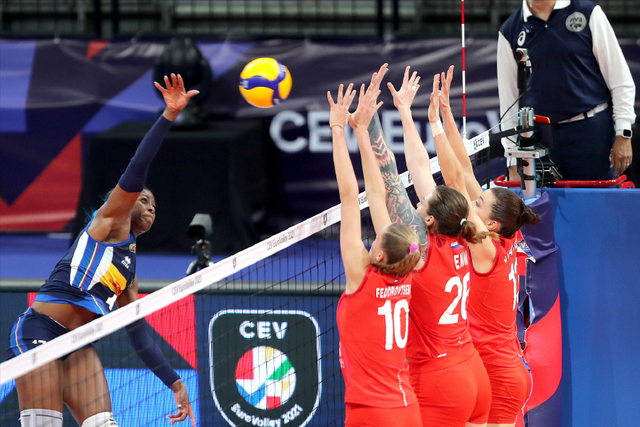 台球趴在(男明星打台球，易烊千玺超标准，王源趴在球台上，杨洋最有范！)-华海博客